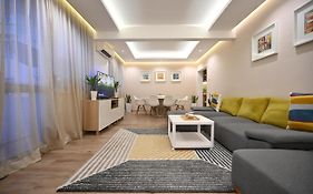 Modern Central 2-Bedroom Apartment With Parking