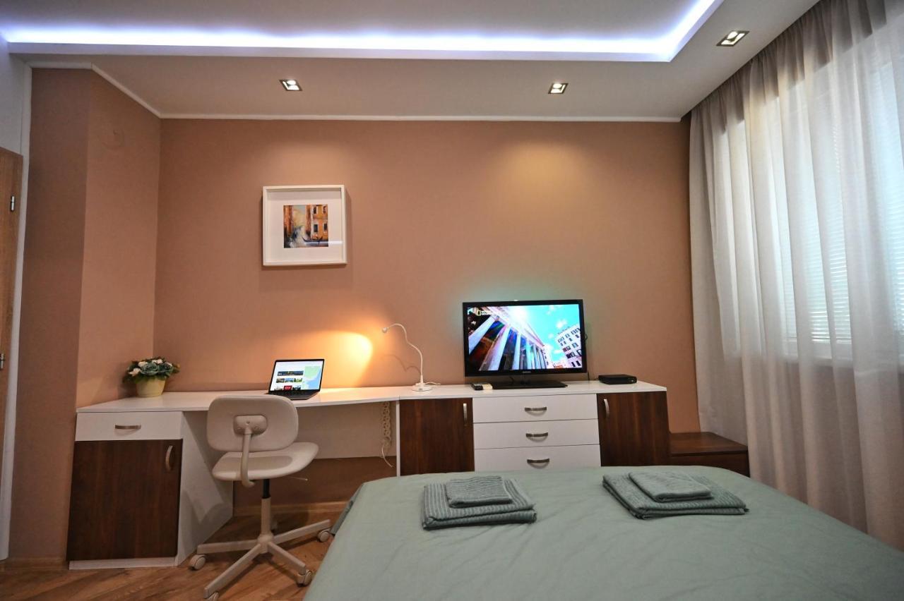 Modern Central 2-Bedroom Apartment With Parking Warna Exterior foto
