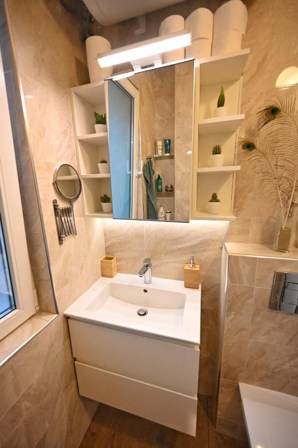 Modern Central 2-Bedroom Apartment With Parking Warna Exterior foto